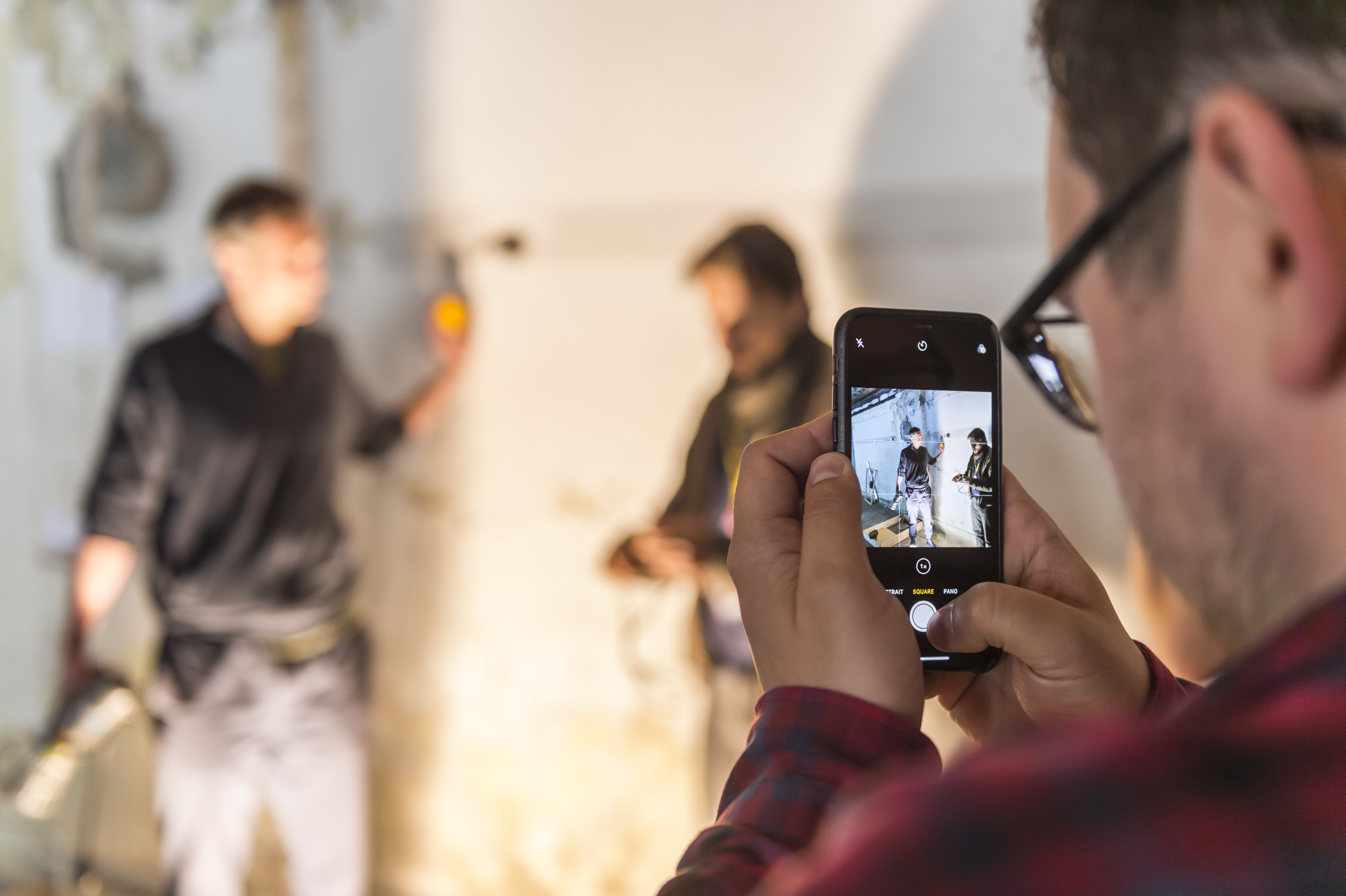 ein Mann schießt ein Foto mit einem Smartphone