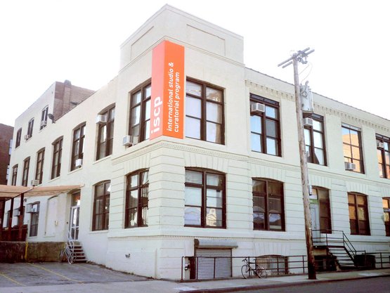 Außenfassade des iscp-Gebäudes in Brooklyn, Link: Unterseite International Studio and Curatorial Program New York, USA