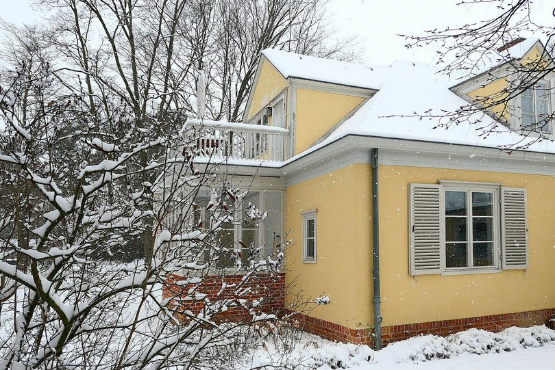 Stiftungshaus der Kulturstiftung im Winter bei Schnee. 