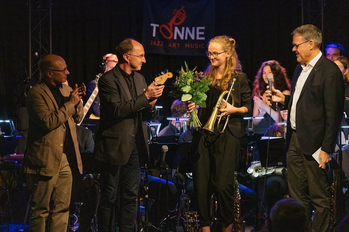 Jannicke Hagen wird bei einem Konzert des Jugend-Jazzorchesters Sachsen das Flügelhorn aus dem Musikinstrumentenfonds überreicht.
