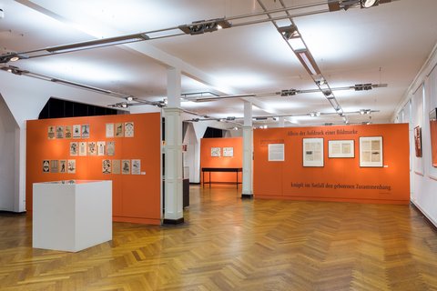 Blick in einen Ausstellungsraum mit Texttafeln
