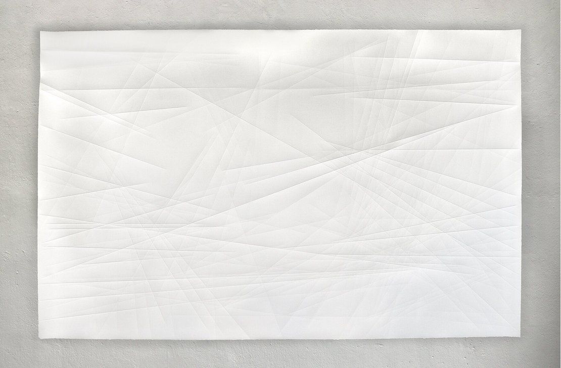 Ein weißes Blatt Papier mit Knickfalten.