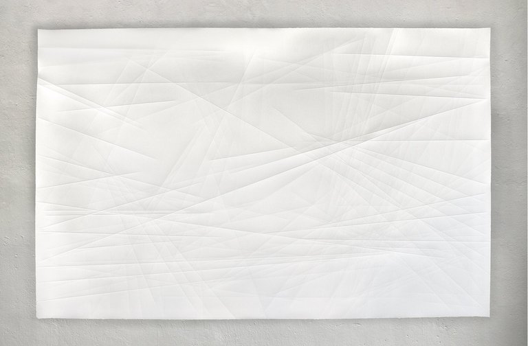Ein weißes Blatt Papier mit Knickfalten. 