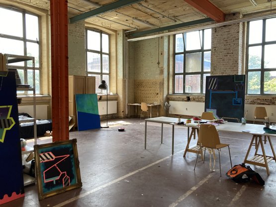 Atelieransicht in der Halle 14 mit Arbeiten von Marlet Heckhoff, Heimspiel-Stipendium 2020; Link: Unterseite Baumwollspinnerei, Leipzig