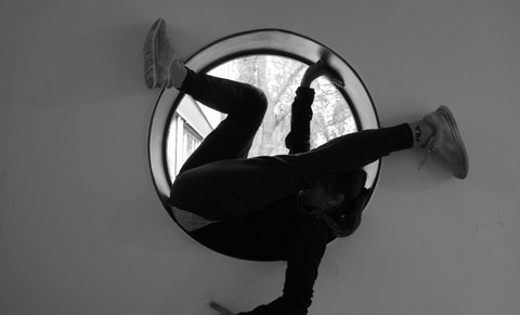 Tänzerin in einem kreisrunden Fenster