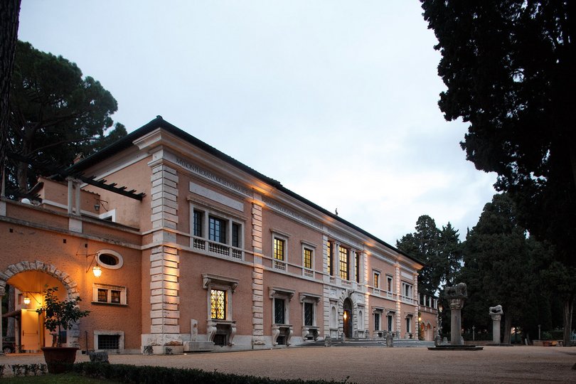 Eine mit Stein verzierte Hausfassade im italienischen Stil.