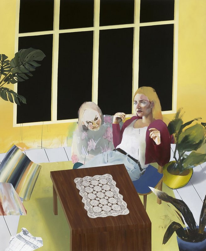Realitätsfremdes Gemälde, das zwei Personen zeigt, die in einer gelben Stube an einem braunen Tisch mit Häkeldeckchen sitzen. 