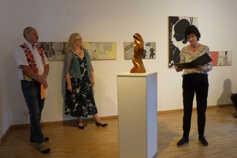 Eva-Maria Stange, ehemalige Staatsministerin für Wissenschaft und Kunst in Sachsen, eröffnet eine kleine Ausstellung