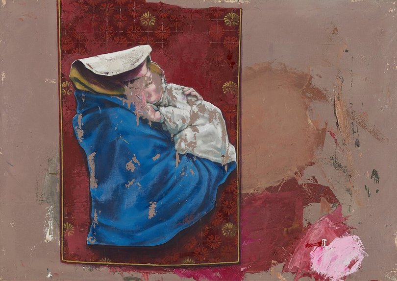 Das in Rottönen gehaltene Gemälde zeigt ein Kleinkind, das auf einem Arm gehalten wird. 