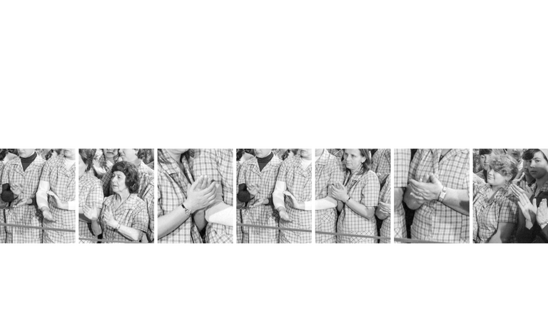 Eine Serie von Schwarz-Weiß-Fotos, die verschiedene Details einer Gruppe klatschender Frauen in Arbeitskleidung zeigen.