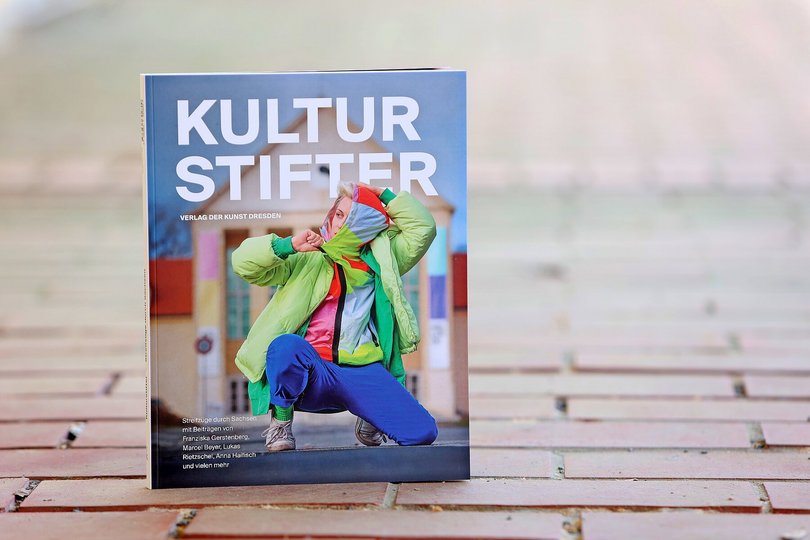 Das Buchmagazin "Kulturstifter" steht auf einem geziegelten Fußweg.