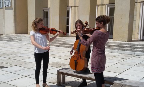 Drei Stipendiatinnen spielen ihr Instrument
