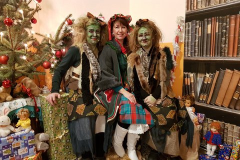 Drei Schauspielerinnen eines Weihnachtsmärchens sitzen beisammen