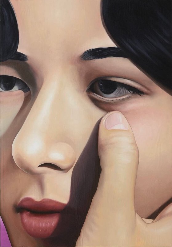 Gemälde einer schwarzhaarigen Frau, deren Gesicht die komplette Leinwand bedeckt. Ihre linke Wange wird von einer Hand gehalten.