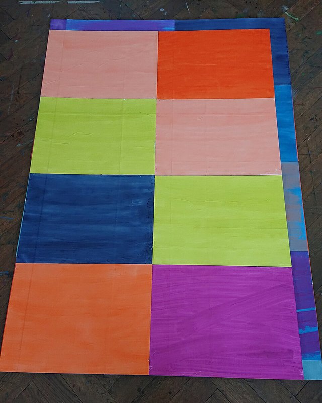 Eine Leinwand, aufgeteilt in 8 gleichgroße und verschieden farbige Rechtecke. 