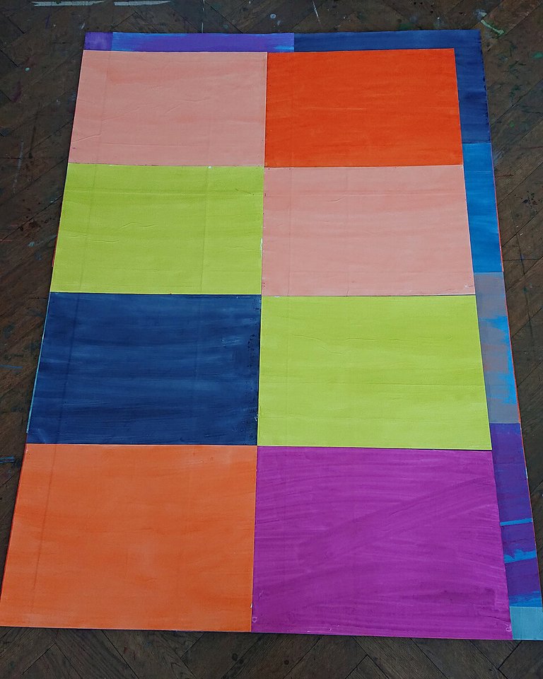Eine Leinwand, aufgeteilt in 8 gleichgroße und verschieden farbige Rechtecke. 