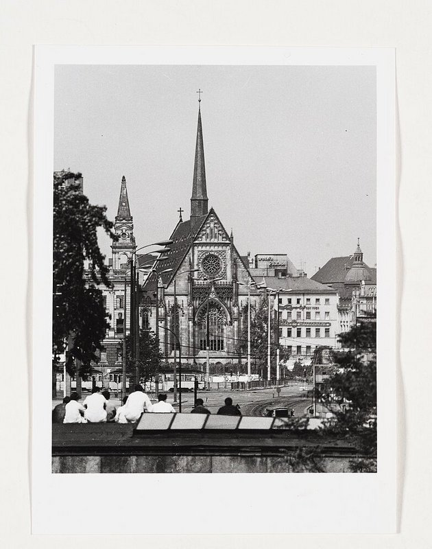 Schwarz-weiß Fotografie der Universitätskirche Leipzig.