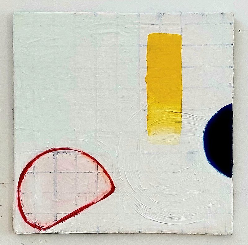 Abstraktes quadratisches Gemälde, auf dessem weißen Untergrund ein blauer und ein roter Halbkreis sowie ein gelbes Rechteck gemalt sind.