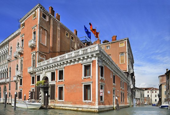 Ein Eckhaus in Venedig. Umgeben von Wasser.
