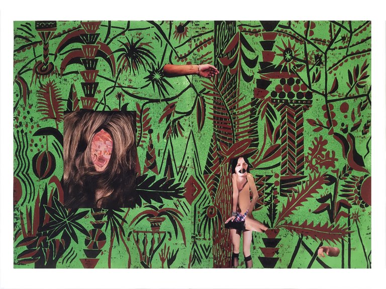Papiercollage mit verschiedenen ausgeschnittenen Körperteilen auf einer grünen Tapete mit Dschungelmuster.
